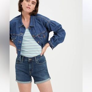 Levi’s Mid Length Short